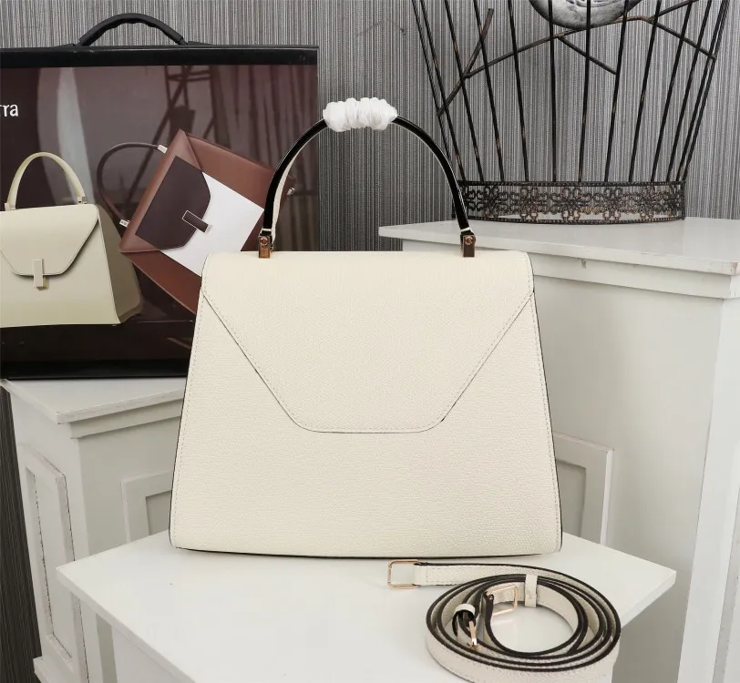 In stock 👉Original medium size off-white, 👉Valextra Valextra Iside, known as Italian Hermès, is one of the most representative designs of Valextra. There is no obvious logo, but the simple collective line design is very recognizable, full of architectural art, and shows a capable and intellectual style. It is made of imported palm-print lining cowhide, with up to five stitches of handwork, and the shiny oil edges test the skill of the craftsman. Medium size: 26cm【6627#】